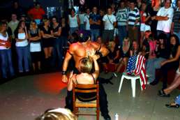 Stripteaseur Soissons - Striptease Aisne en tenue de policier