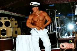 Stripteaseur Chalons en Champagne en tenue de marin Lorenzo