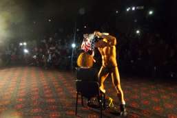 Chippendale Epernay Lorenzo en tenue de Top gun dans la Marne