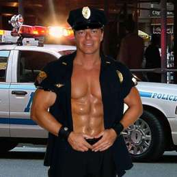 présentation du stripteaseur Lorenzo originaire de Reims