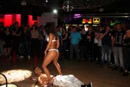 Stripteaseuse  Reims : reservez AurÃ©lie  pour un moment inoubliable.  Striptease âº Champagne Ardenne âº Strip-teaseuses Offrez une strip-teaseuse pour vos anniversaire, enterrement de vie de garÃ§on, pot de dÃ©part...